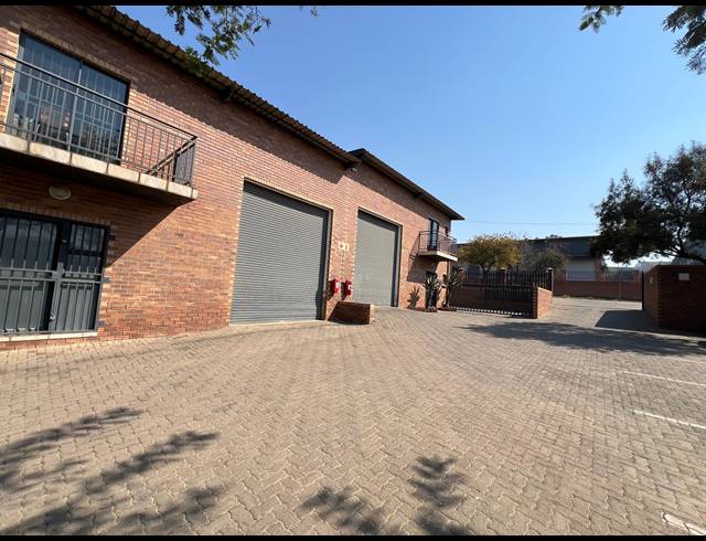 180M² WAREHOUSE TO LET IN COSMO BUSINESS PARK